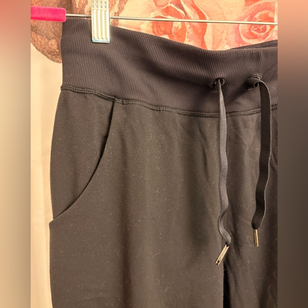 Size 6 Black Jogger capris - Picture 6 of 7